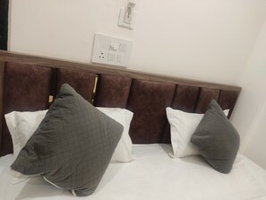 Deluxe Room - Hotel Abhinandan (Ayodhya)
