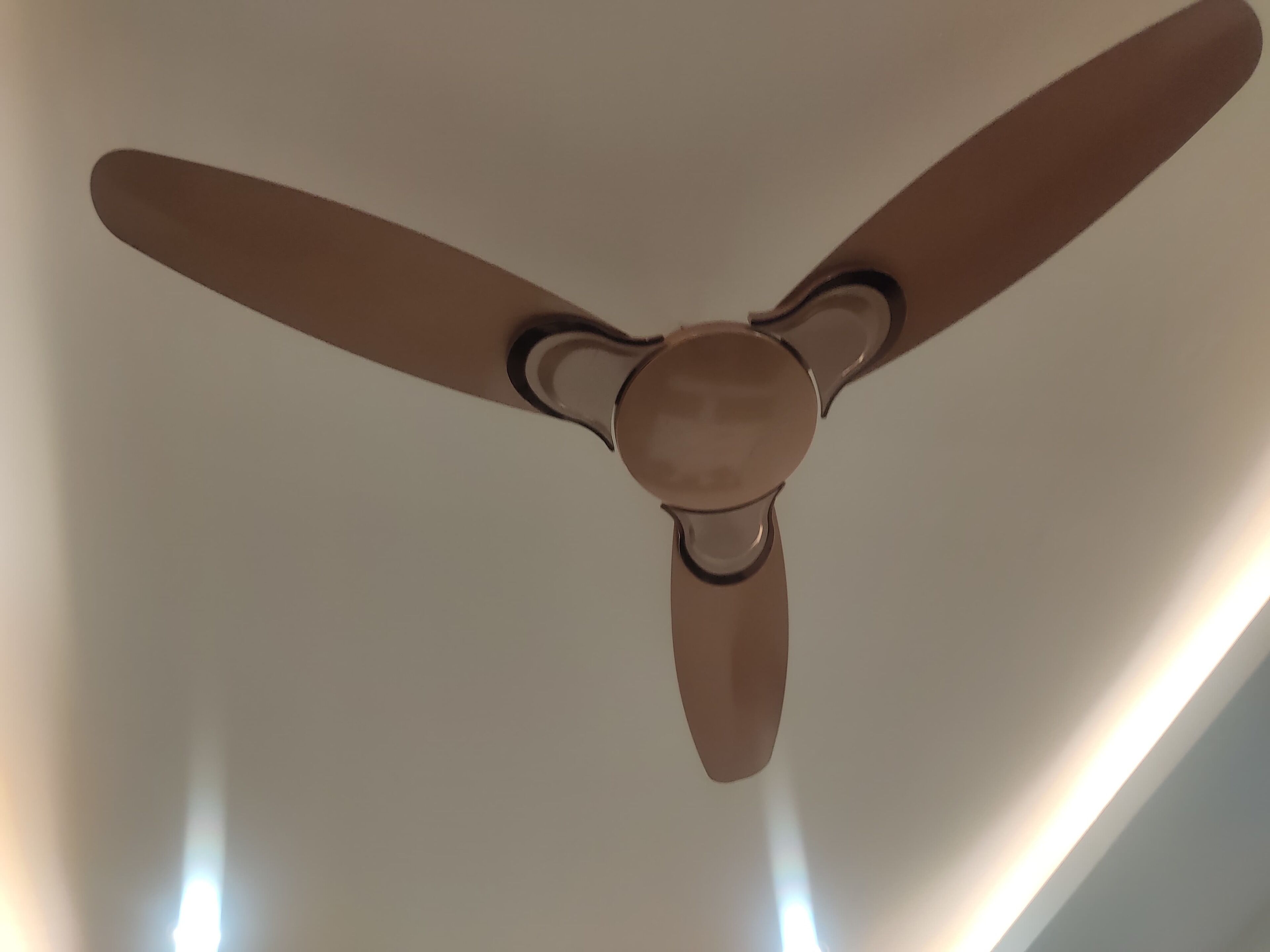 Un ventilador de techo con tres aspas.