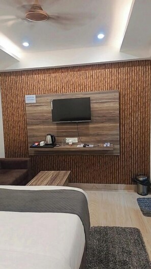 Desk, laptop workspace, soundproofing, free WiFi - Hotel Abhinandan (Ayodhya)