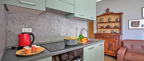 ثلاجة، ميكروويف، موقد طهي مسطح، مستلزمات طهي/أطباق/أوعية