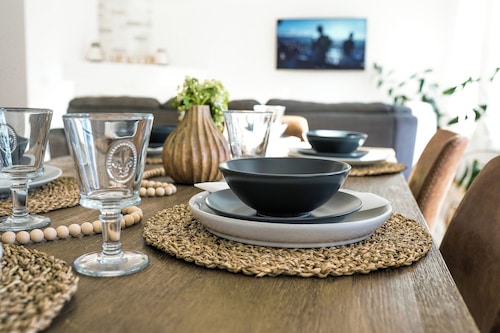 Beautiful Calgary Home +Lake Access+BBQ, 2 Luxurious King Beds, 4 Bed+3.5 Baths