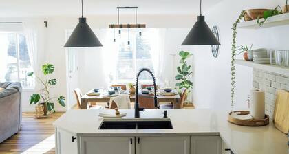 Beautiful Calgary Home +Lake Access+BBQ, 2 Luxurious King Beds, 4 Bed+3.5 Baths