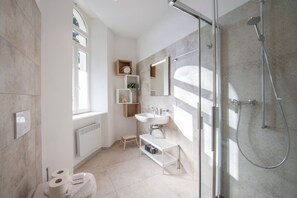 Dusche, Haartrockner, Handtücher
