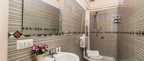Dusche, Haartrockner, Bidet, Handtücher