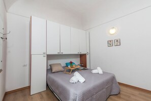 1 makuuhuone, silitysrauta/-lauta, internet, vuodevaatteet