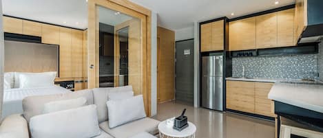 Condo Deluxe, balcón | Área de sala de estar | Televisión de pantalla plana