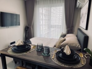 1 slaapkamer, een kluis op de kamer, een bureau