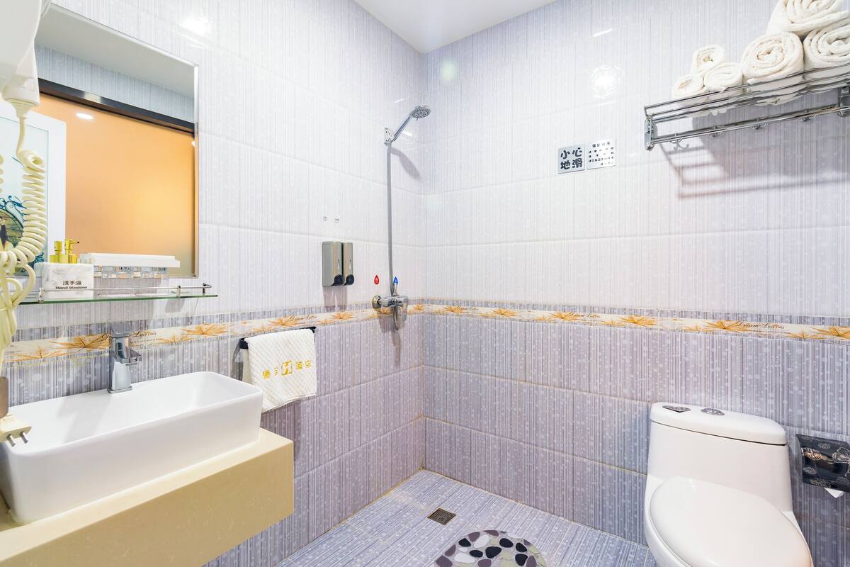 Ein Badezimmer mit Waschbecken, Toilette und Dusche.