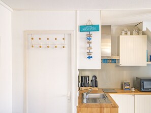 Kühlschrank, Mikrowelle, Toaster, Kochgeschirr/Geschirr/Besteck