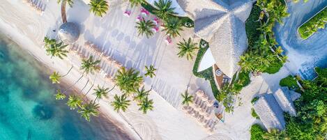 In Strandnähe, Liegestühle, Strandtücher