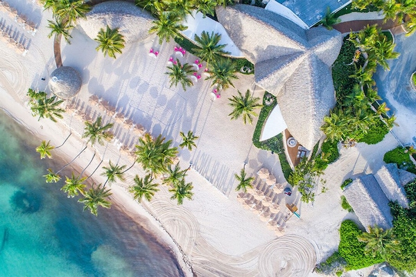 Vlak bij het strand, ligstoelen aan het strand, strandlakens
