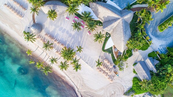 Beach nearby, sun-loungers, beach towels