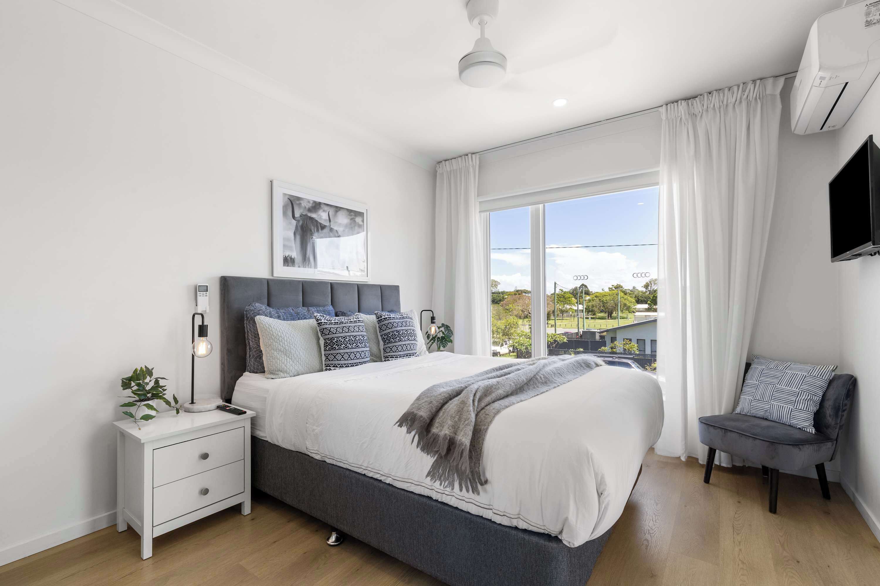 3 habitaciones, tabla de planchar con plancha, wifi y ropa de cama 