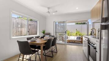 Een koelkast, een microgolfoven, een oven, een kookplaat