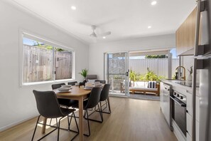 Réfrigérateur, four à micro-ondes, un four, surface de cuisson