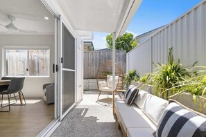 Televisión y oficina 