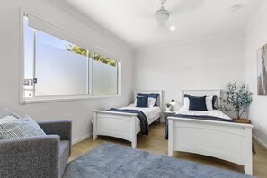 3 habitaciones, escritorio, tabla de planchar con plancha y wifi 