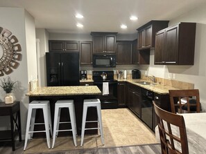 Een koelkast, een microgolfoven, een oven, een kookplaat