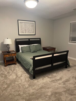 3 habitaciones, tabla de planchar con plancha y cuna de viaje 