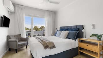 3 bedrooms, desk, iron/ironing board, WiFi