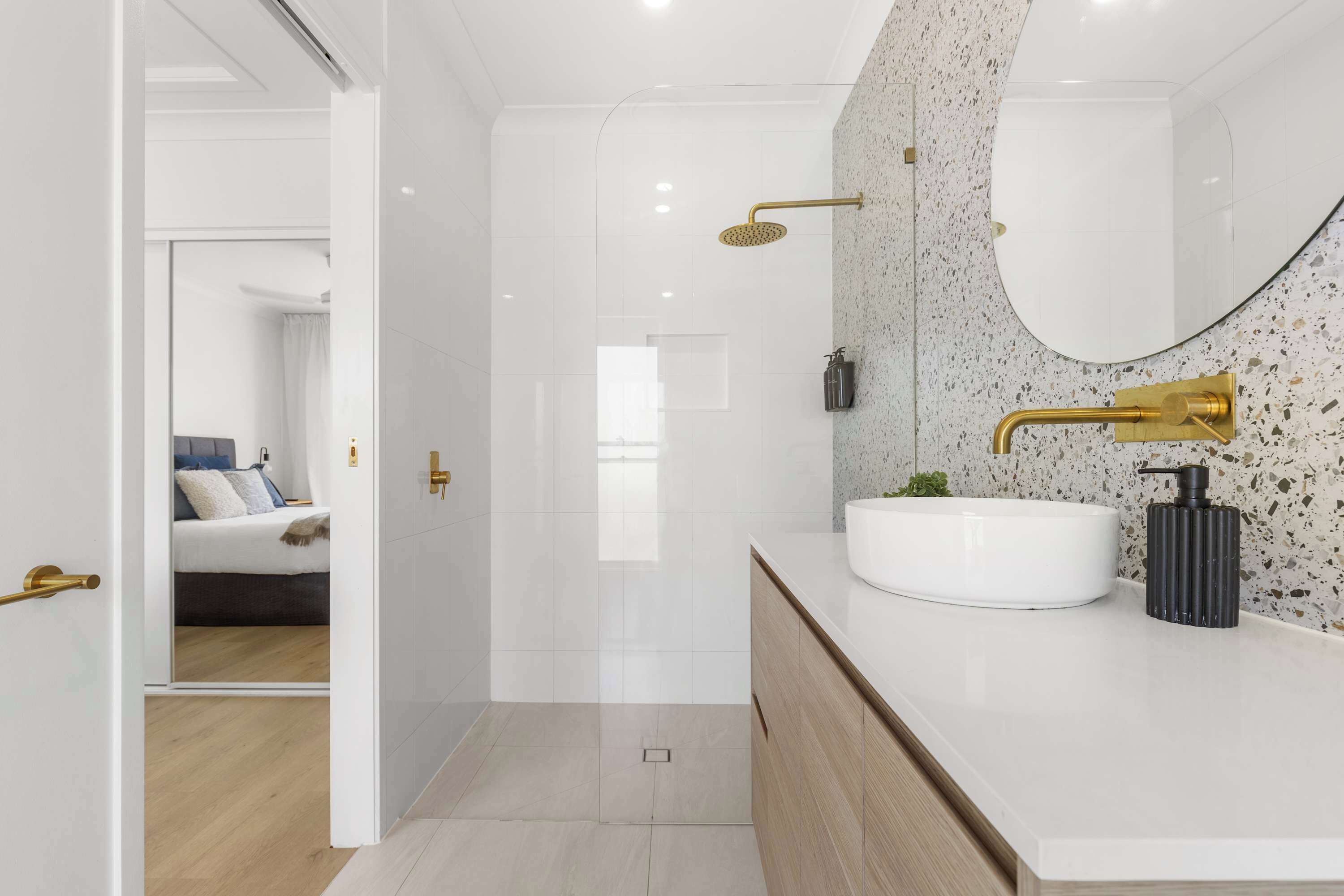 Chuveiro, secador de cabelo, toalhas de banho, shampoo