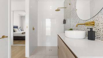 Chuveiro, secador de cabelo, toalhas de banho, shampoo