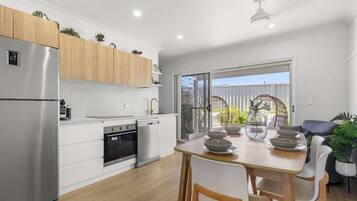 Geladeira, micro-ondas, fogão, cooktop