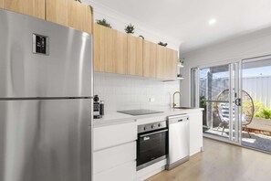 Kühlschrank, Mikrowelle, Ofen, Herdplatte