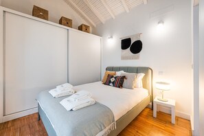 1 soverom, strykejern/-brett, internettilgang og sengetøy