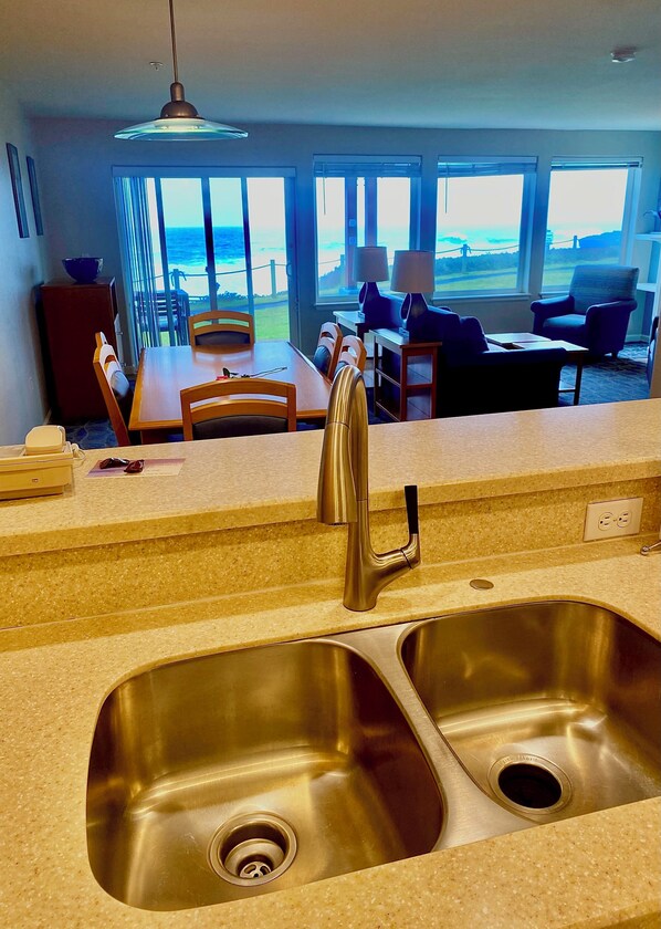 Interior - Breathtaking Oceanfront views at Whale point, Depoe Bay, Oregon 417C (Depoe bay)