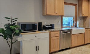 Fridge, microwave, oven, stovetop - Spacious Villa Studio near Jacksonville, Spectacular Views and Private (Medford)