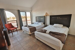 A hotel room with two beds, a chair, and a view of the outdoors. - Hostal Hab. 3 En Zona Hotelera, Campo de Golf, Barra & Playa (San José del Cabo)