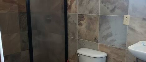 Dutxa, banyera d'hidromassatge, assecador de cabells i bidet