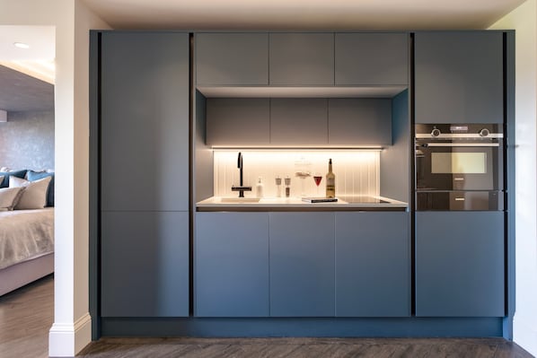 Coffee/tea maker, fridge, microwave, oven