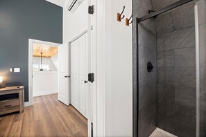 Douche, sèche-cheveux, serviettes fournies