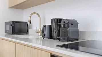 Réfrigérateur, micro-ondes, four, plaque de cuisson