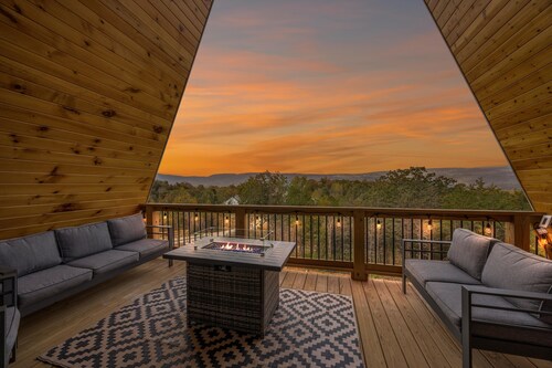 Hunters Ridge | Rustic Design w/ Mtn Views+Hot tub