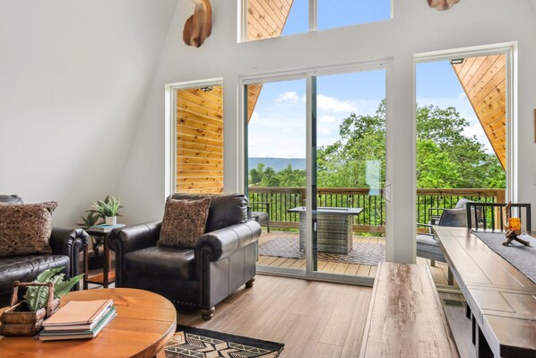 Smart TV, books - Hunters Ridge | Rustic A-Frame | Mtn Views + Goats! (Rossville)