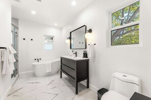 Douche, séchoir à cheveux, serviettes fournies, savon