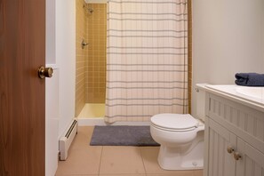Douche, sèche-cheveux, serviettes fournies