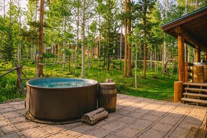 Bañera de hidromasaje al aire libre