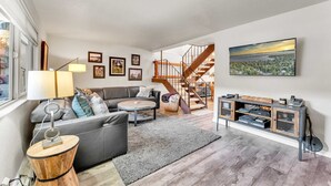 Living area - Lake Tahoe Getaway – Close to Beach & Ski Slopes! (Tahoe City)