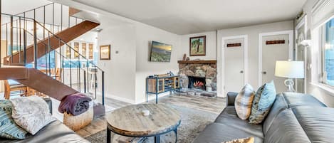 テレビ、暖炉、DVD プレーヤー