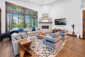 Télévision, cheminée, chaîne hi-fi, espaces bureaux