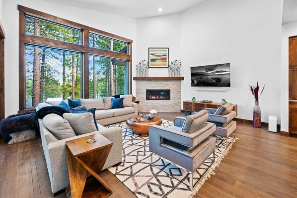 TV, peis, stereoanlegg og kontorer