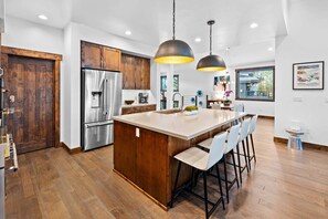 Fridge, microwave, oven, stovetop - Luxurious Truckee/Schaffer’s Mill Rental (Truckee)