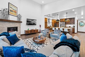 TV, fireplace, stereo, offices - Luxurious Truckee/Schaffer’s Mill Rental (Truckee)