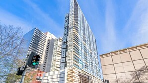 A tall building with multiple floors, a traffic light, and a clear blue sky. - lvl42 2B APT with Free Parking in Melbourne CBD (Melbourne)