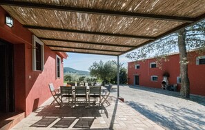 Outdoor dining - Mazuecos Rural House  - Beautiful 3 bedroom finca in Sevilla (Lora del Río)