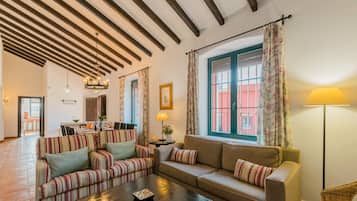 Een televisie en een open haard